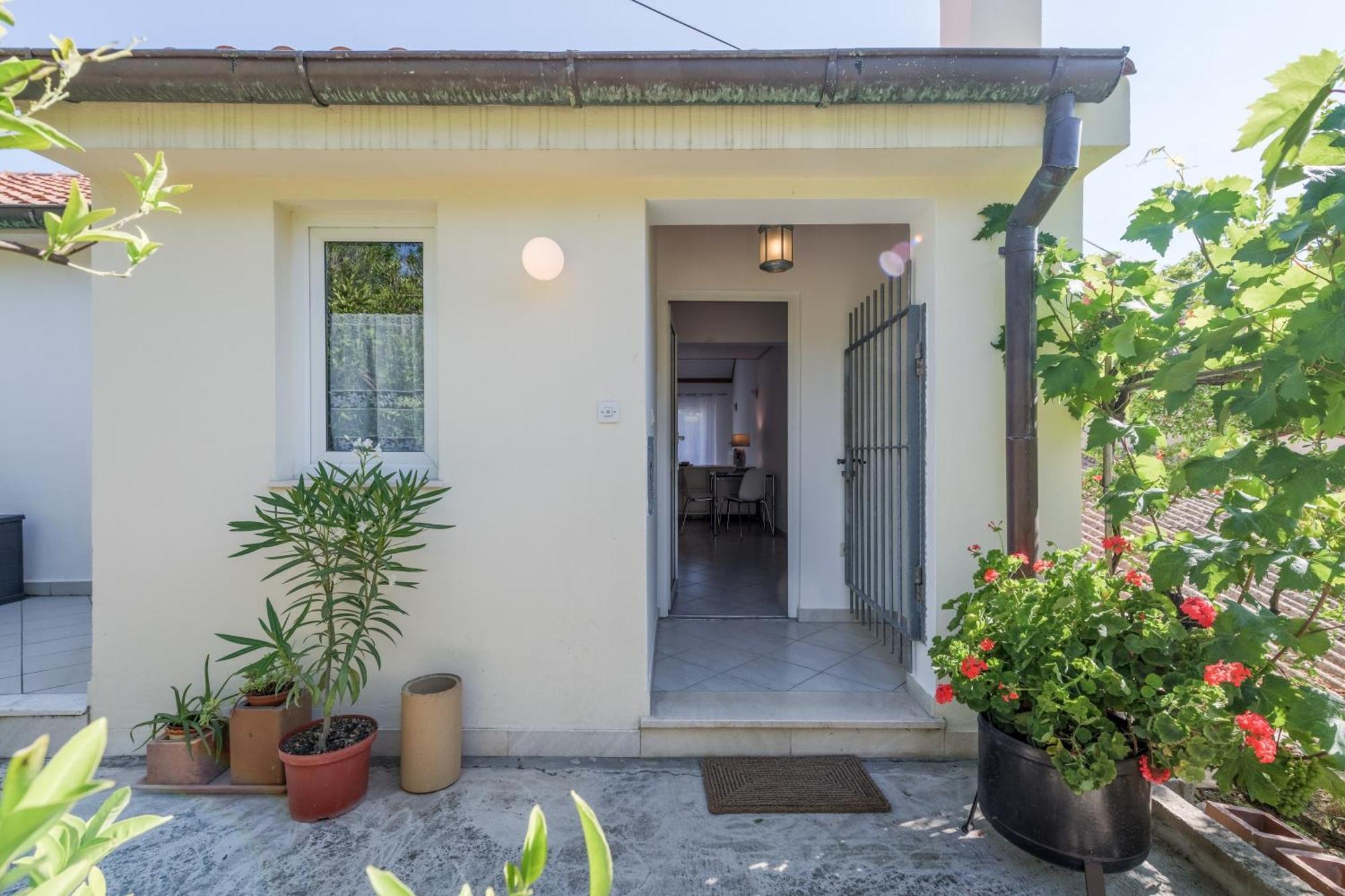 Beachfront Apartment Milan, With Balcony Split Exterior photo